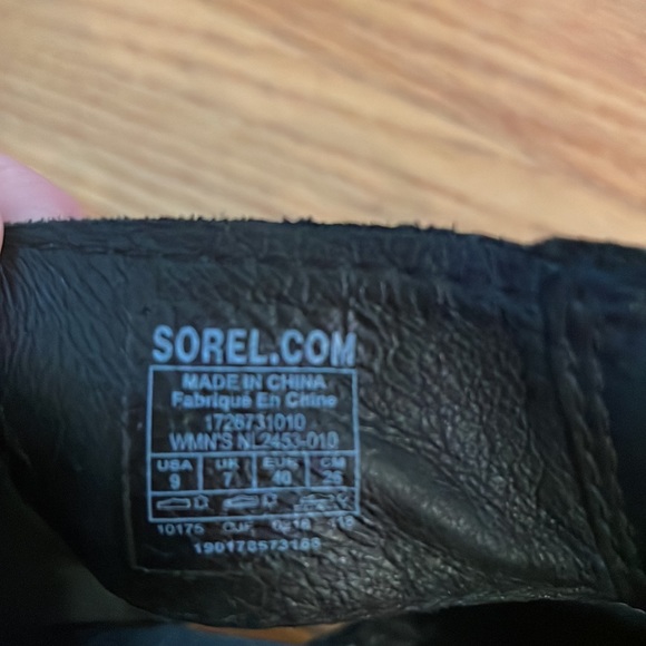Gently used sorel sandals. Size 9 - Picture 4 of 6